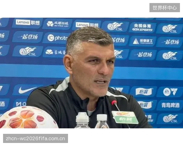成都蓉城以断层优势夺得半程冠军，主教练约翰·阿洛伊西打造的战术体系展现出强大统治力。